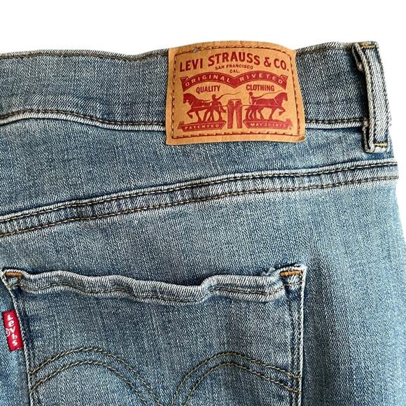 Levi’s Women’s Classic Bootcut Embroidered Floral Blue Jeans Size 14 - Picture 7 of 9